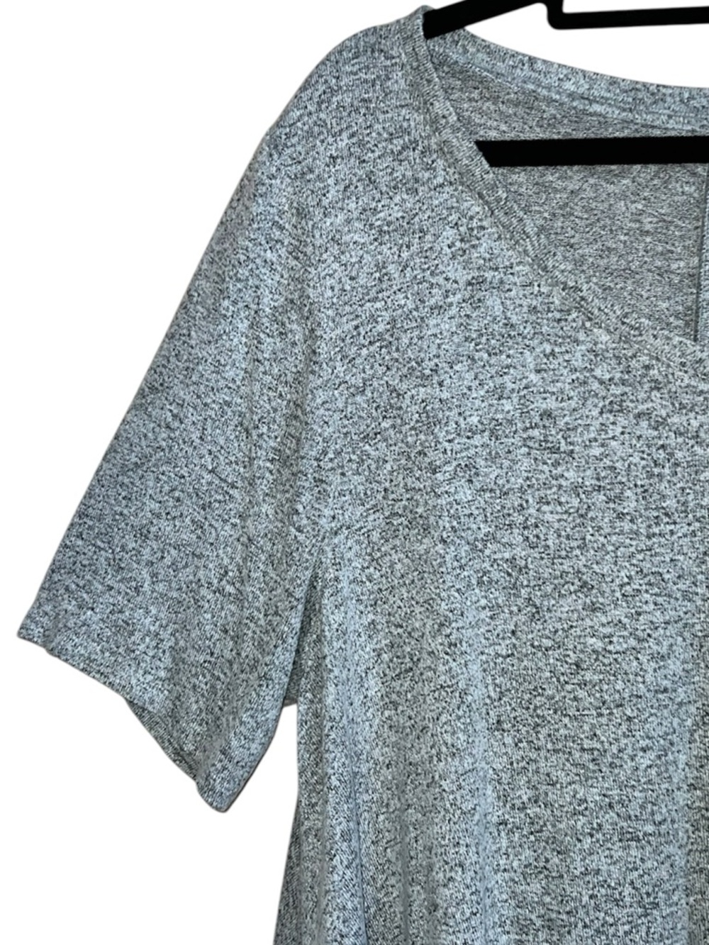 𝐋𝐀𝐍𝐄 𝐁𝐑𝐘𝐀𝐍𝐓 | GRAY HEATHERED FLOWY TOP - Picture 3 of 6